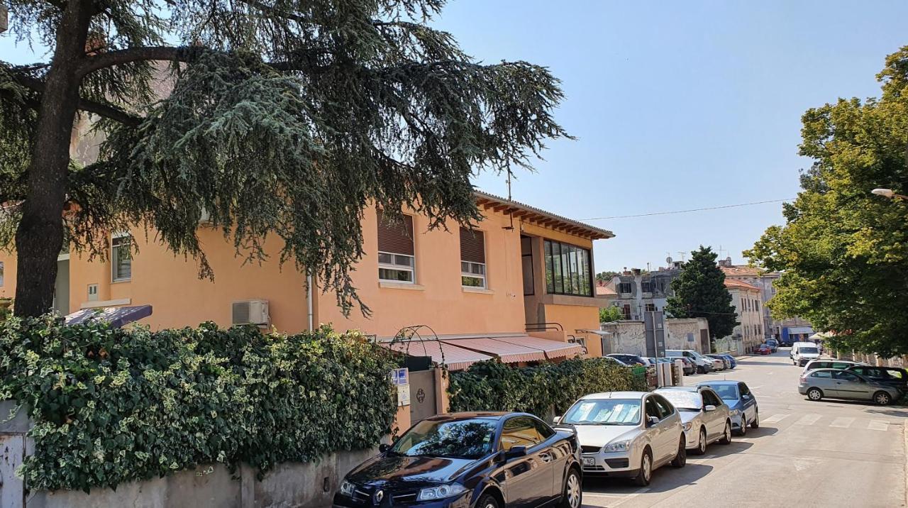 Colosseum Garden Studio Apartments Пула Екстер'єр фото